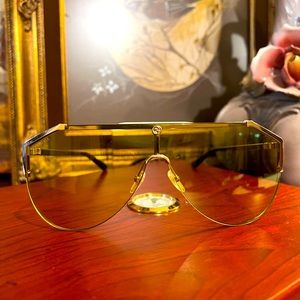 Gucci sunglasses only worn 2xs…beautiful and elegant.